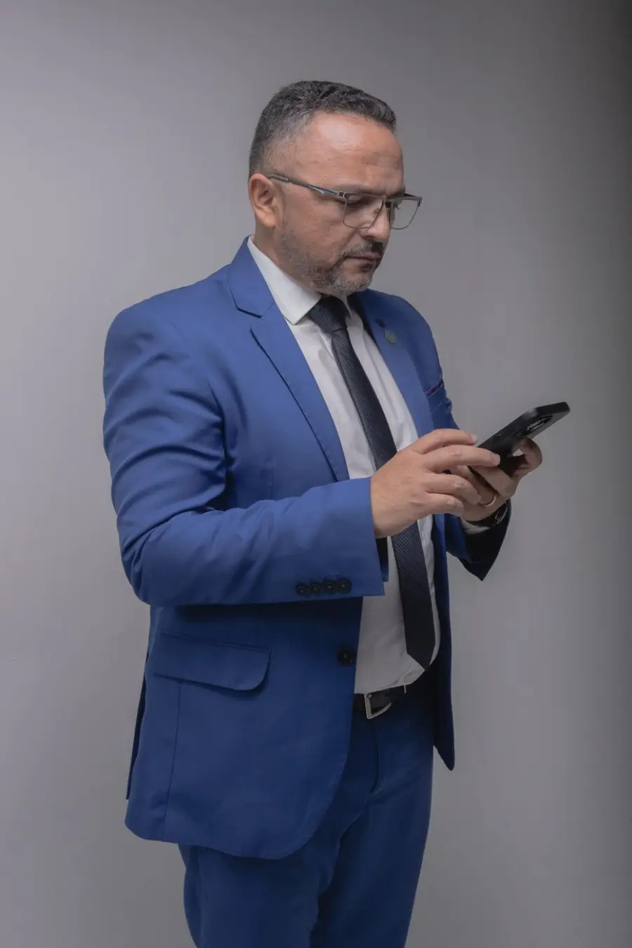 Ismael Paraguai atendendo pelo celular